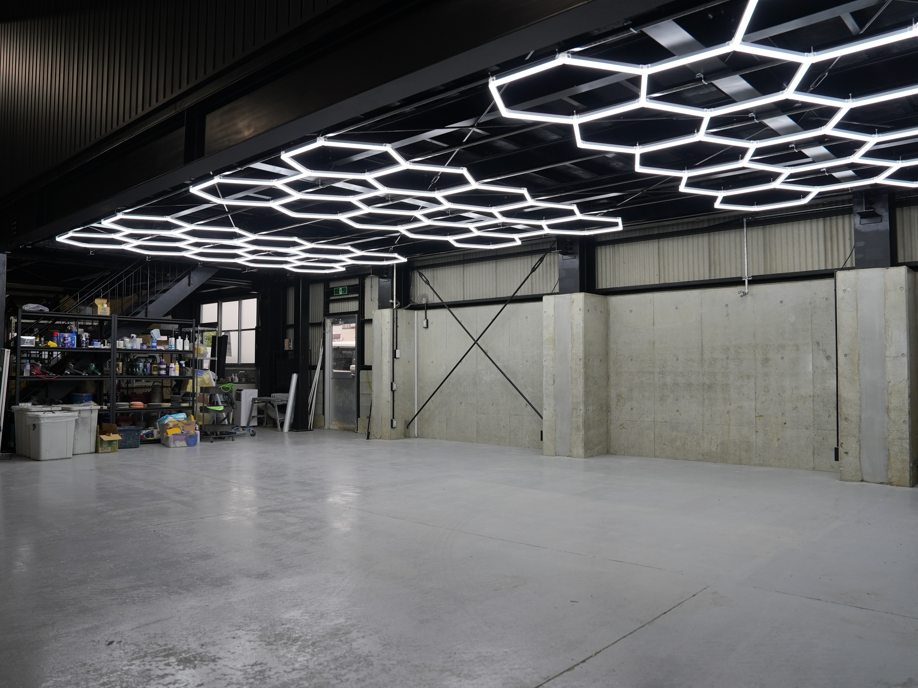 MIYABI京都本店 完全屋内施工ブースでのガラスコーティング作業風景