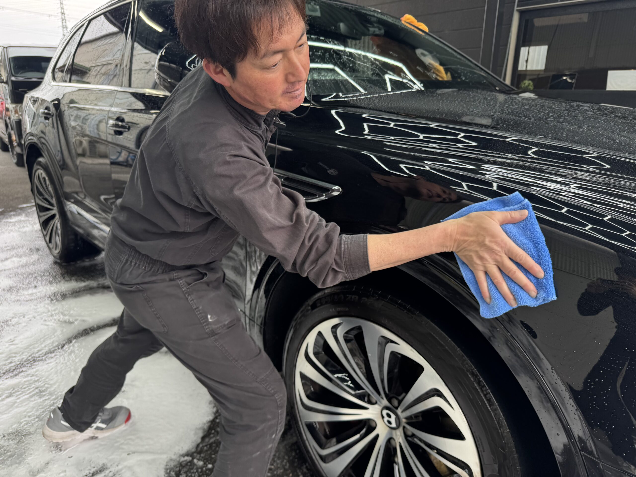 MIYABI京都本店でコーティング前に車を洗浄する作業風景